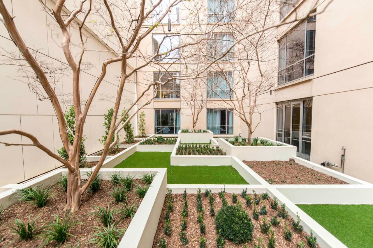 The Westin Melbourne Hotel Kültér fotó The courtyard at the new building