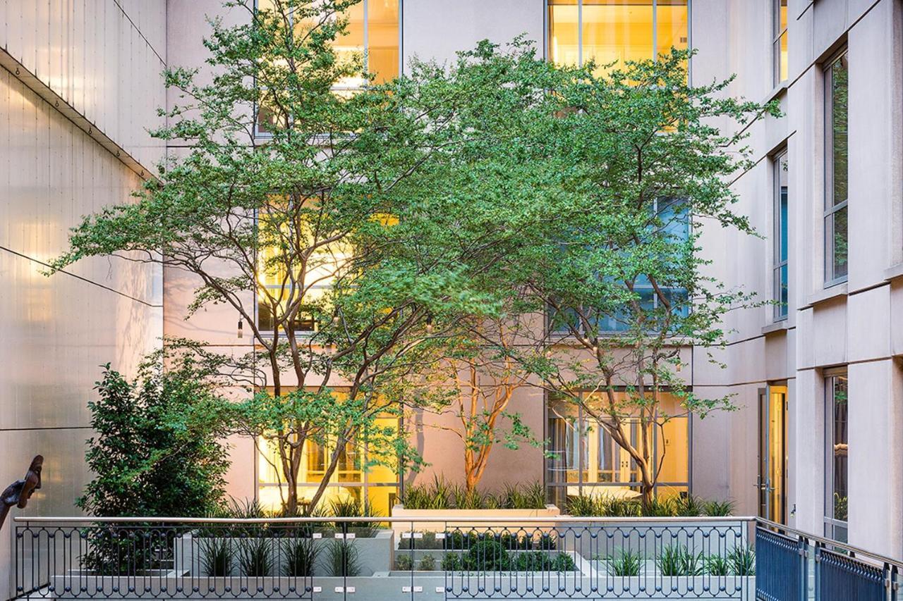 The Westin Melbourne Hotel Kültér fotó The courtyard at the center of the building