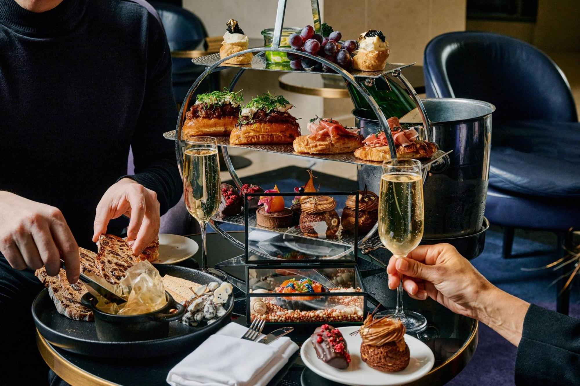 The Westin Melbourne Hotel Kültér fotó Afternoon tea at the Mandarin Oriental, London