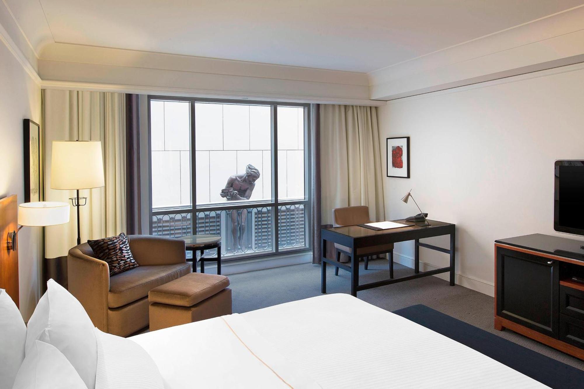 The Westin Melbourne Hotel Kültér fotó A room at the hotel